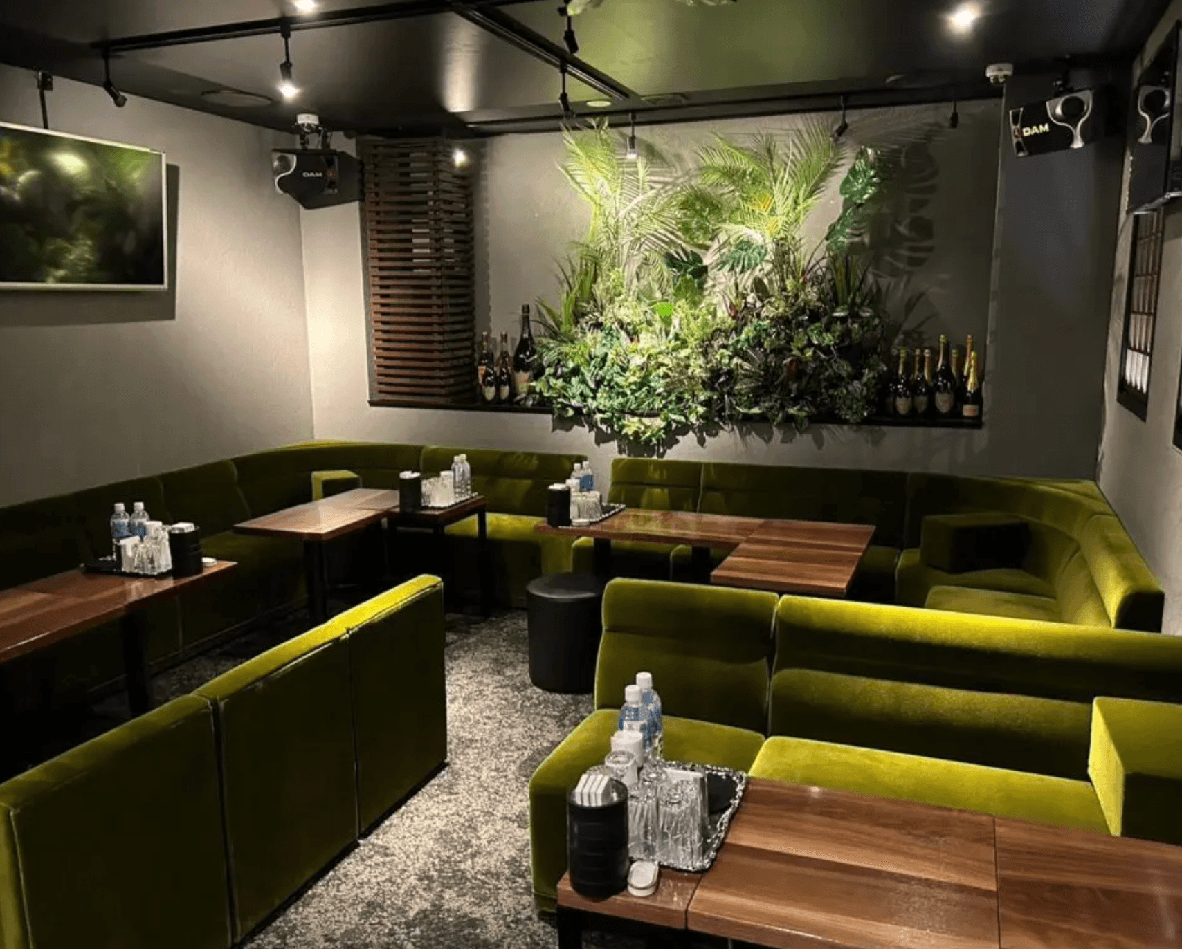 The ONE(ザワン)の店内