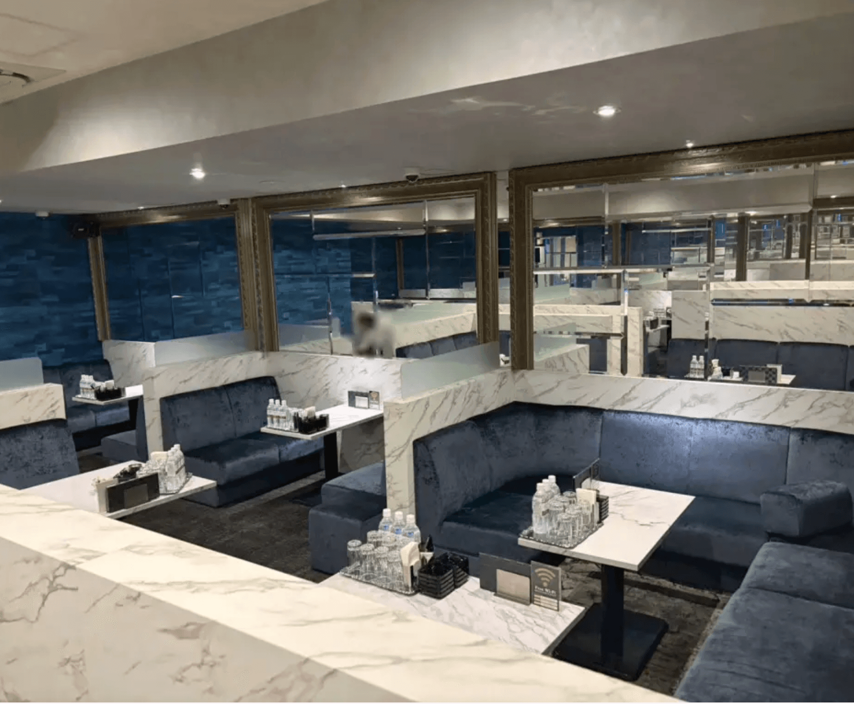 IRIS (イリス)の店内